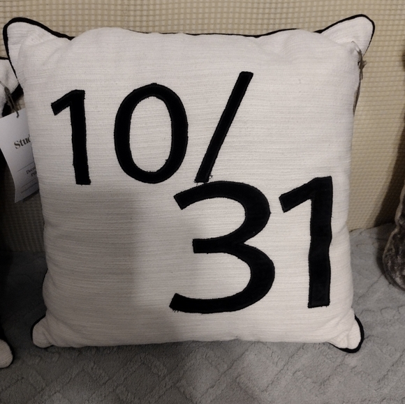 Studio 3B Halloween Pillow 18 in - Picture 5 of 5